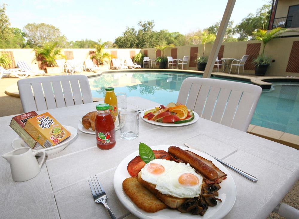 クオリティ ホテル ダーウィン エアポート エクステリア 写真 Breakfast at a motel