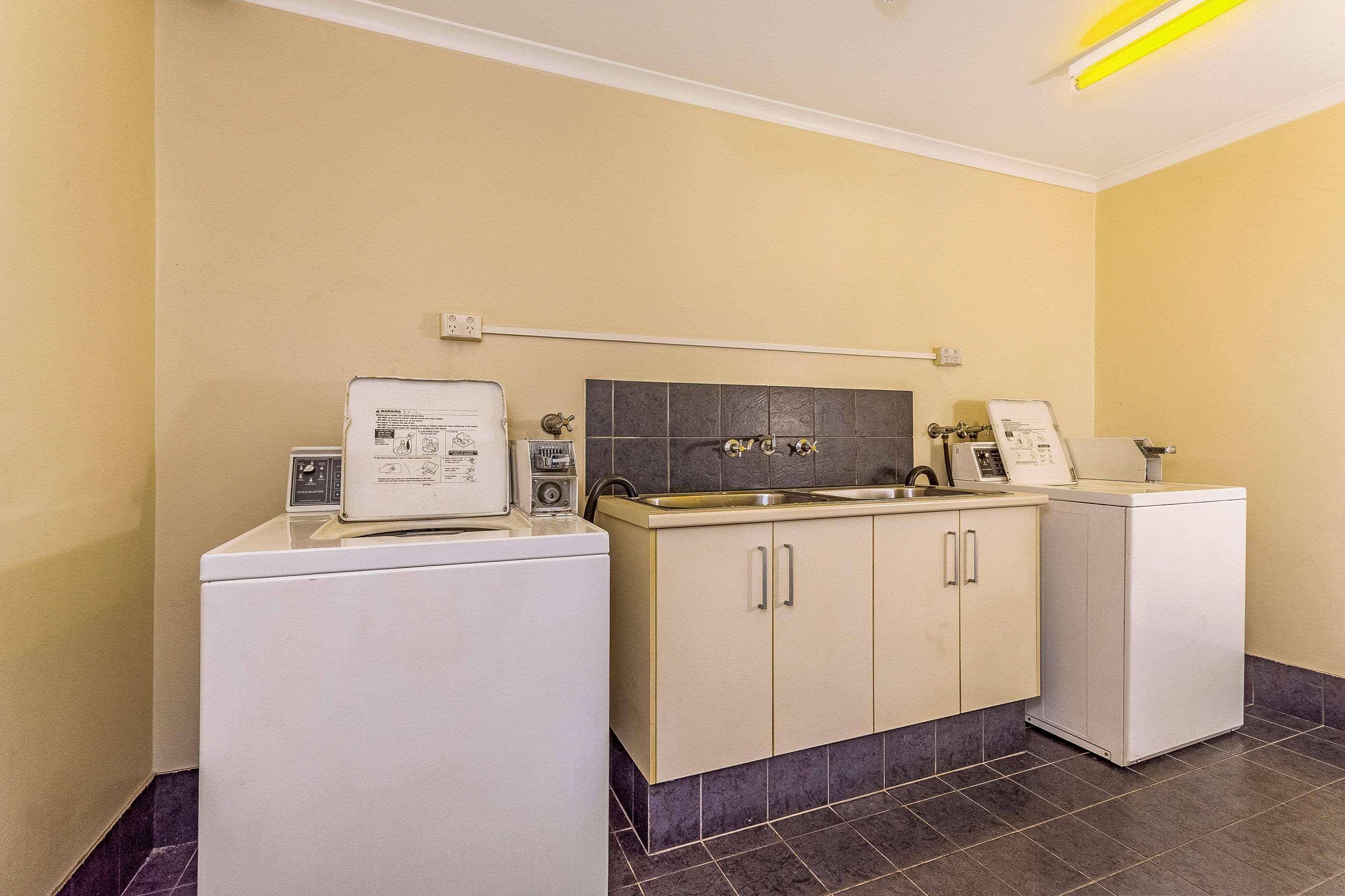 クオリティ ホテル ダーウィン エアポート エクステリア 写真 Laundry facilities at the motel