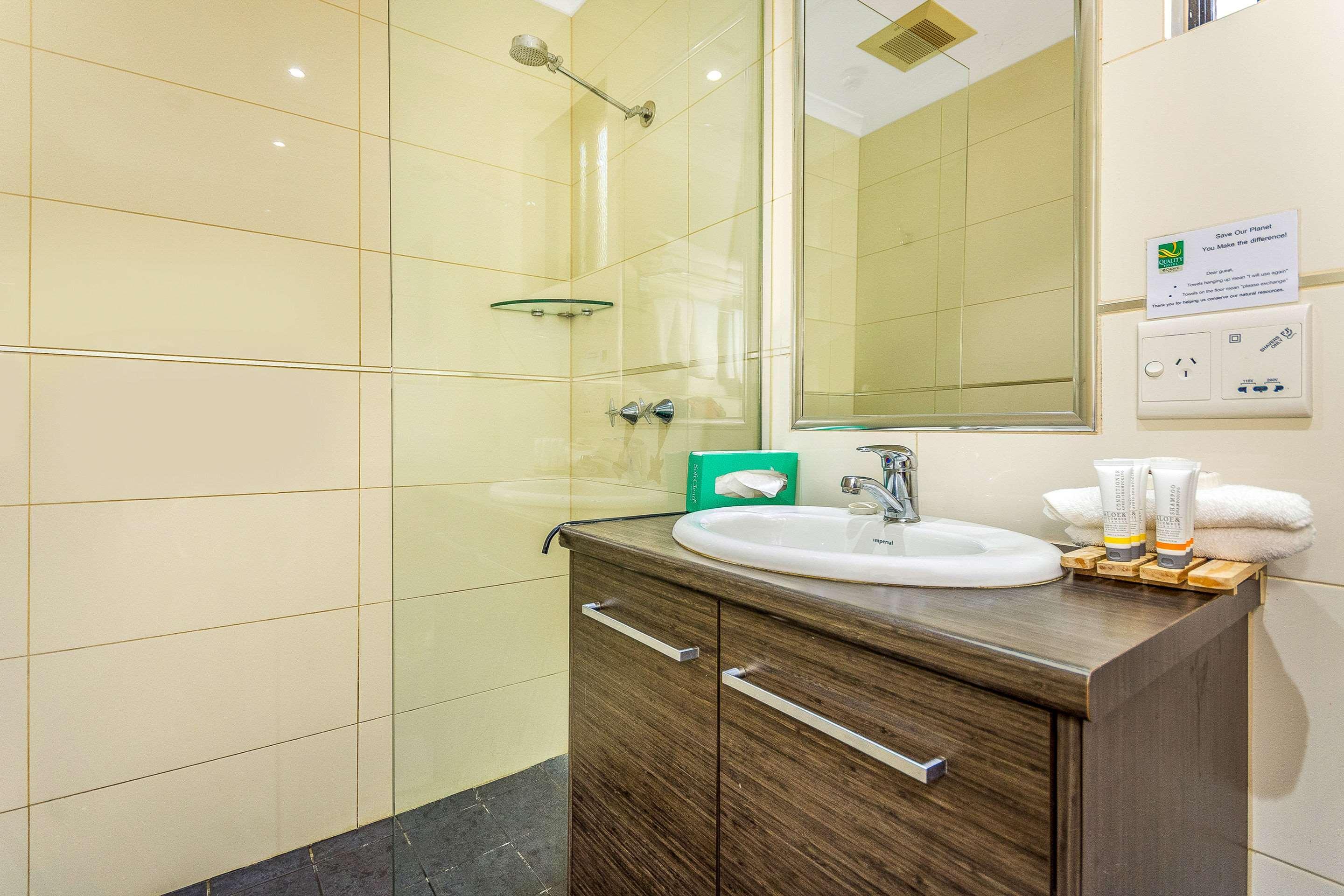 クオリティ ホテル ダーウィン エアポート エクステリア 写真 A bathroom in a hotel