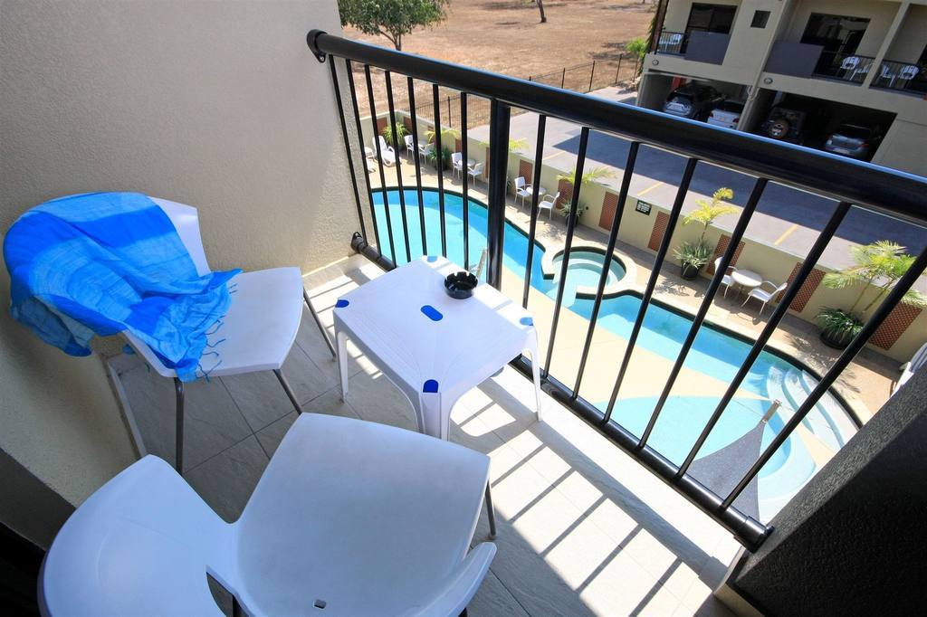 クオリティ ホテル ダーウィン エアポート 部屋 写真 Balcony with pool view